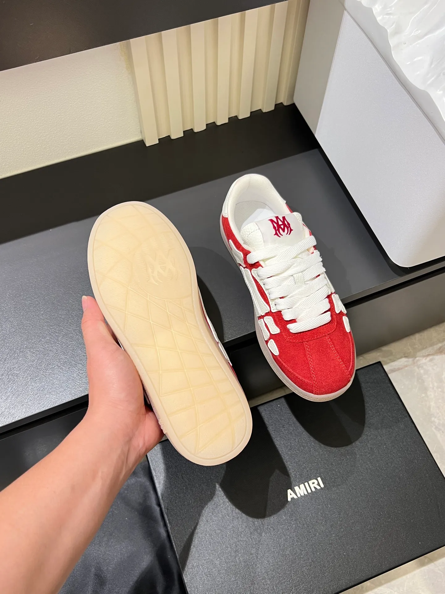 Men's shoes 💰p560 "AMIR*" new men's low-top casual sports sneakers bone shoes, another pair of irresistible bone shoes. Bone shoes are one of AMIRI's most popular items. Made of first-layer cowhide upper. The side bones are made of two cowhide laminations. It has a three-dimensional effect. The leather incisions are all oil-edged. Contrast color design. Simple style. Fashionable sports. Customized metal LOGO nameplate embellished with laces. Exclusive top-quality version. Supports contrast. Breathable mesh lining. The original rubber outsole is a must-have item for daily leisure. It is suitable for various occasions. If you pursue high quality, check it out. It is super cool on the feet and comes with a full set of original packaging! Size: 39-45!
